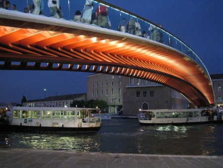 A Ponte della Costituzione éjszakai fényei